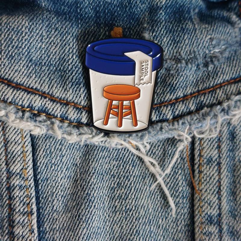 Anstecker Stool Sample Stuhlprobe Lustiger Gastroenterologie Morbus Crohn Colitis Ulcerosa Pin Arztpraxis Labor Humor Krankenhaus Anstecker Stool Sample Stuhlprobe Lustiger Gastroenterologie Morbus Crohn Colitis Ulcerosa Pin Arztpraxis Labor Humor Krankenhaus von InspiredbyJulez