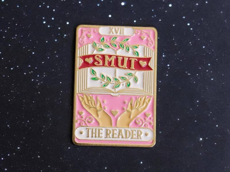Anstecker Tarot Karte The Reader Smut Schmutz Rosa Rot Book Addict Lover Pin Deko Kleidung Rucksack Emaille Geschenkidee von InspiredbyJulez
