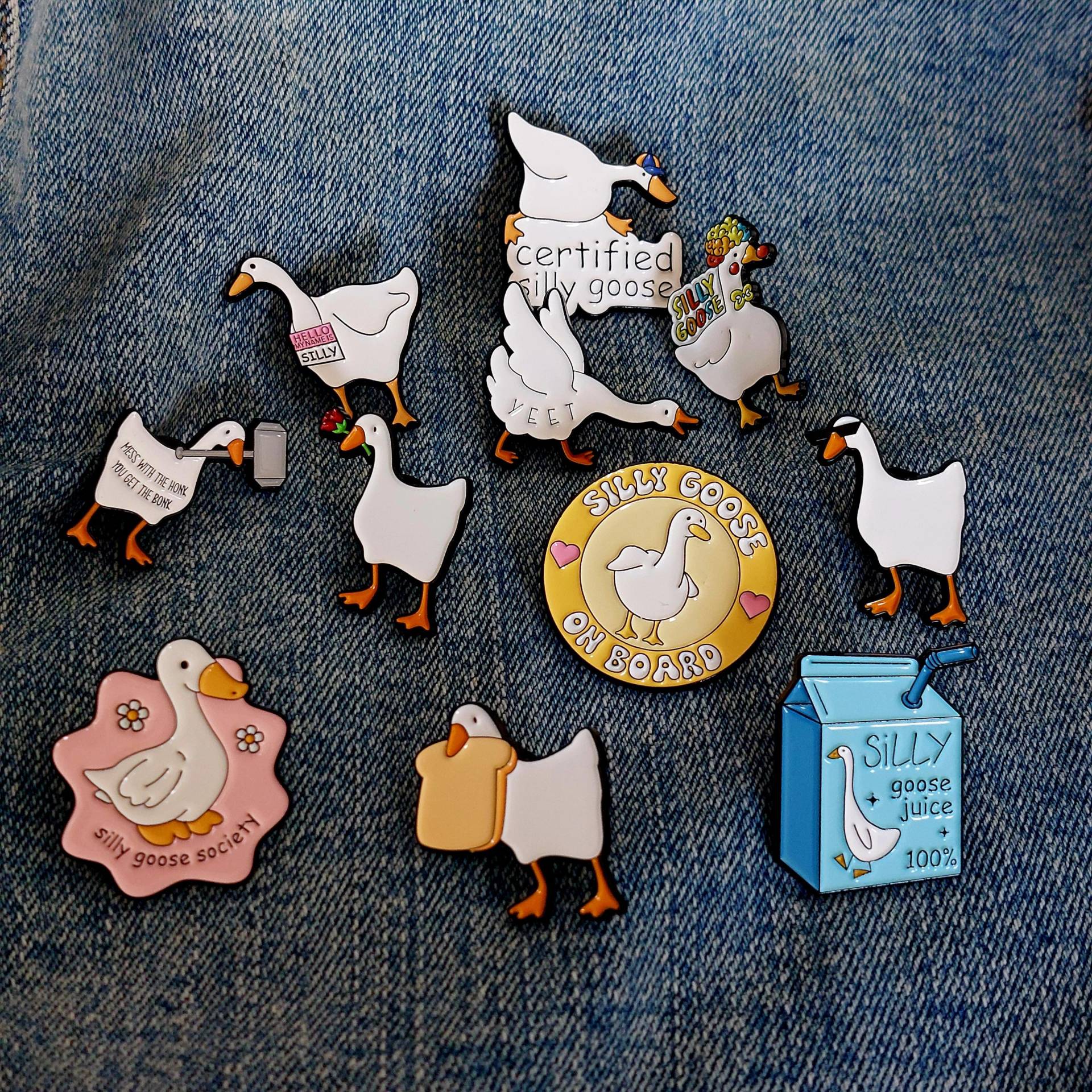 Anstecker Xl Set 11 X Silly Goose Süße Gans - Goose Got Too Silly & Arrested Hard Enamel Deko Kleidung Rucksack Emaille Pin Anstecker Xl Set 11 X Silly Goose Süße Gans - Goose Got Too Silly & Arrested Hard Enamel Deko Kleidung Rucksack Emaille Pin von InspiredbyJulez