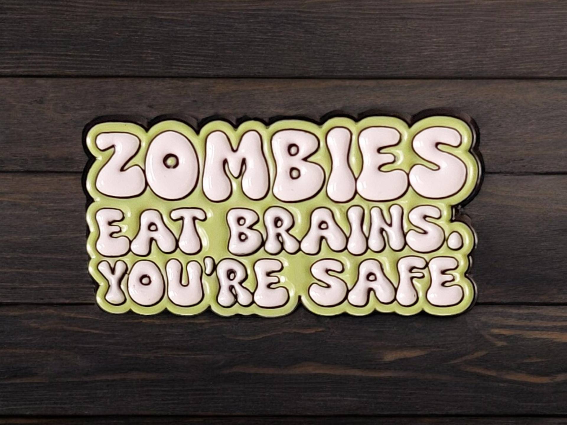 Anstecker Zombies Eat Brains You Are Safe Grün Weißer Pin Mit Spruch Brosche Deko Mode Anstecker Zombies Eat Brains You Are Safe Grün Weißer Pin Mit Spruch Brosche Deko Mode von InspiredbyJulez