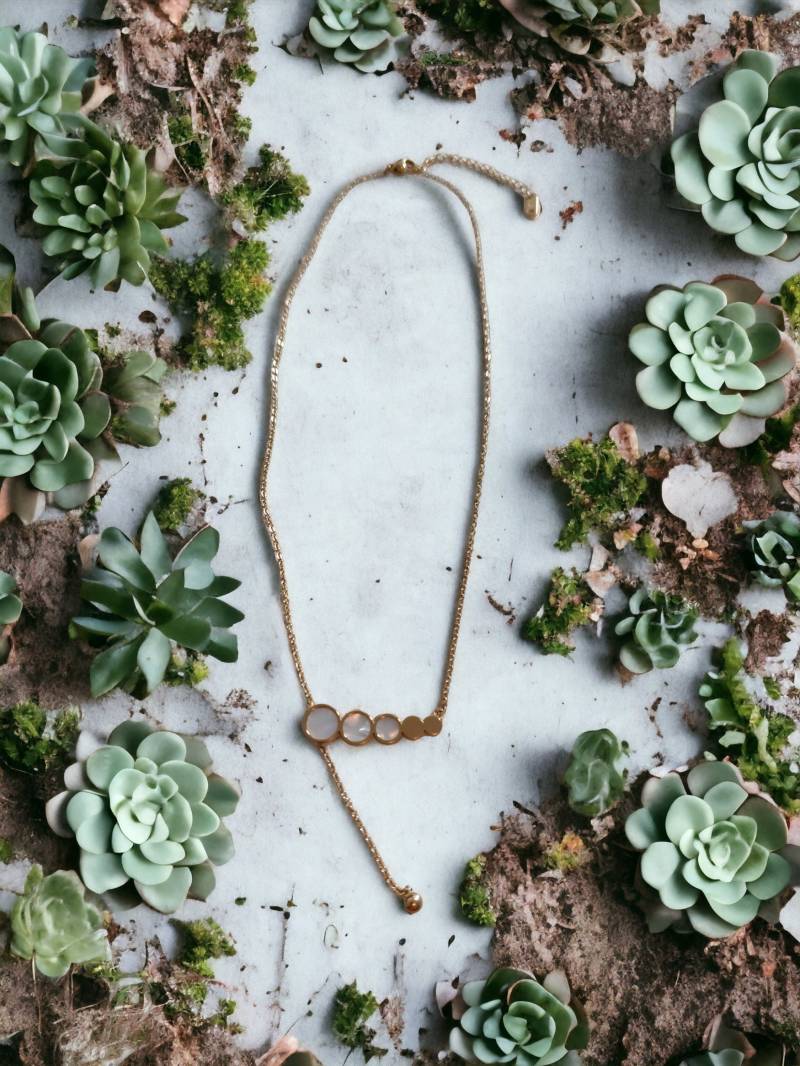 Halskette Modeschmuck Goldene Kreise Plates Kugel Perlmutt Optik Trend 25 cm Länge Accessoires Mit Aufbewahrungsbox von InspiredbyJulez