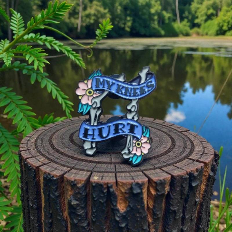 My Knees Hurt Enamel Pin - Für Alle, Die Mehr Knirschen Als Der Erste Schnee Blumen & Knochen Humor Geschenk Lustiger Gelenk-Knochen von InspiredbyJulez