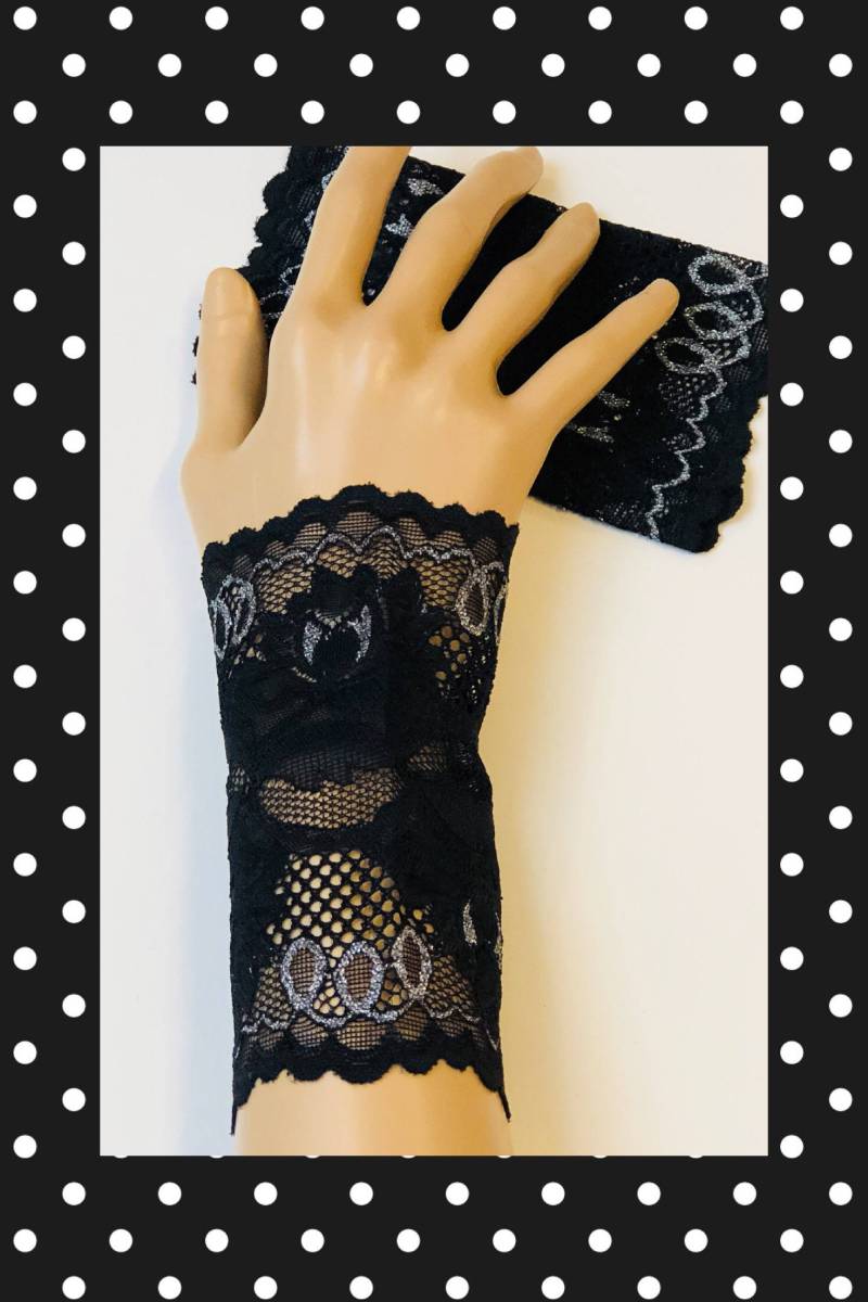 Black Lace Tattoo Cover Up, Wrist Cuffs, Boho Accessories, Armband, Breite Arm-Band-Cover, Cover von Inspiredthread