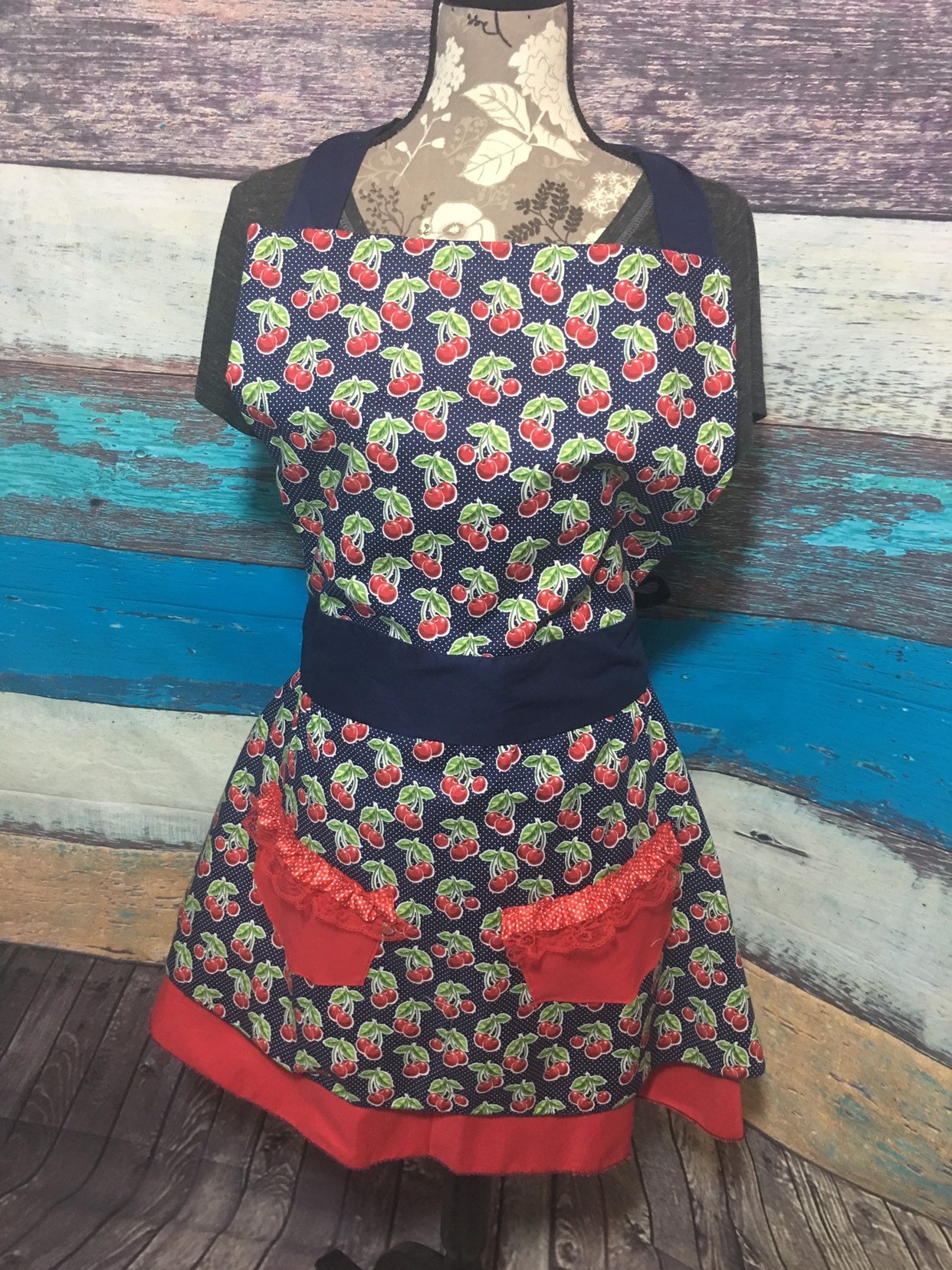 Kirsche Vintage Inspiriert, Schürze, Vintage, Graue Rüschen Schürze von Inspiredthread