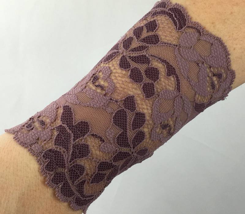 Lila Lace Armspangen, Mauve Handgelenk Manschetten, Tattoo Cover Up, Boho Armbedeckungen, Spitzen Manschetten von Inspiredthread