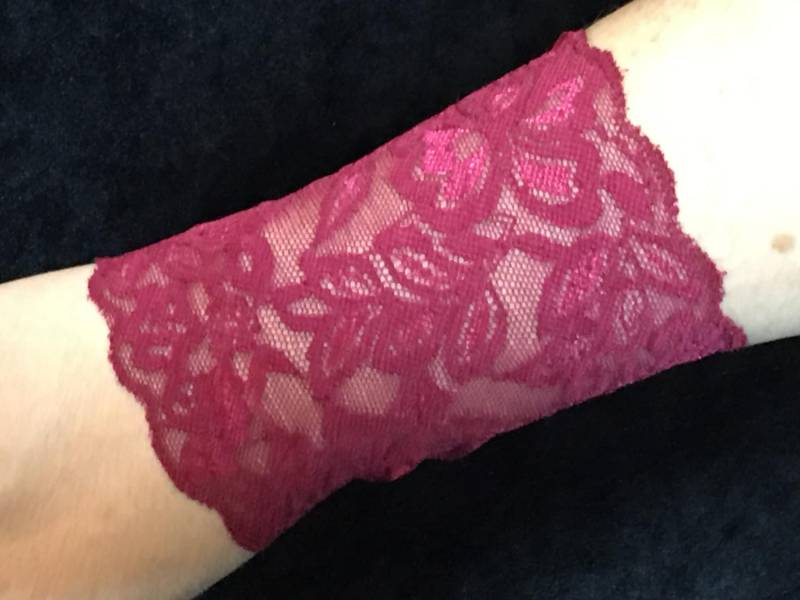 Maroon Red Lace Wrist Cuff, Dark Cuffs, Tattoo Cover Up, Boho Arm Covers, Cover von Inspiredthread