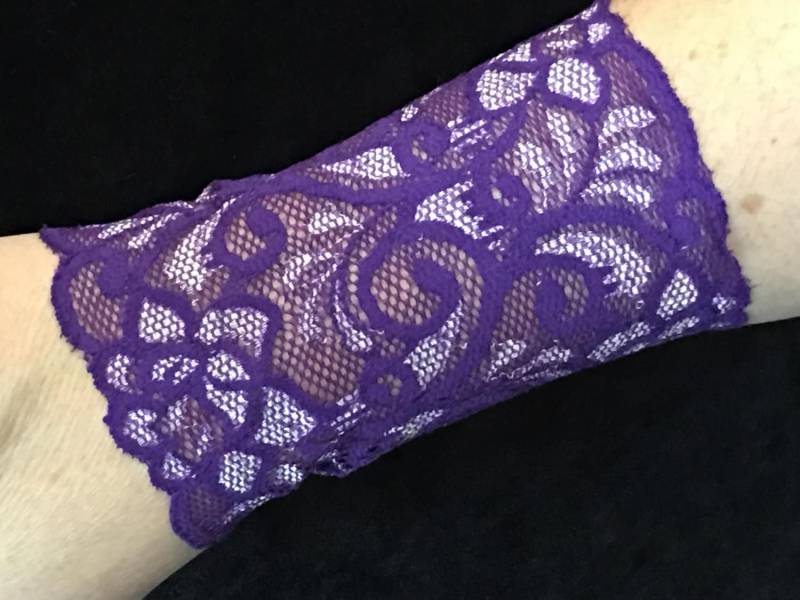 Purple Lace Wrist Cuff, Cuffs, Tattoo Cover Up, Boho Manschetten, Armdeckel, Cover von Inspiredthread