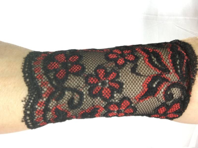 Schwarze Spitze Handgelenk Manschette, Boho Zubehör, Tattoo Vertuschen, Manschetten, Armbezüge, Spitzenmanschetten von Inspiredthread