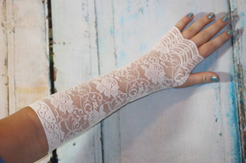 Weiße Lange Fingerlose Handschuhe, Elfenbein Spitze Manschette, Boho Zubehör, Tattoo Vertuschen, Manschetten, Armbezüge, Spitzenmanschetten von Inspiredthread