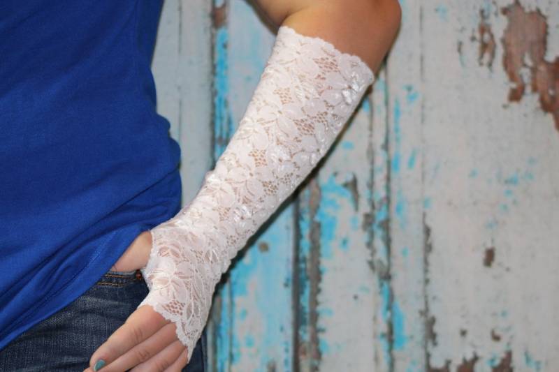 Weiße Lange Fingerlose Handschuhe, Manschette Aus Schwarzer Spitze, Boho Accessoires, Tattoo-Abdeckung, Boho-Manschetten, Armbedeckungen von Inspiredthread