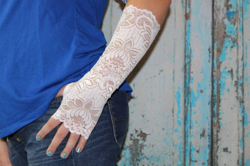 Weiße Lange Fingerlose Handschuhe, Schwarze Spitze Manschette, Boho Zubehör, Tattoo Vertuschen, Manschetten, Armbezüge, Spitzenmanschetten von Inspiredthread