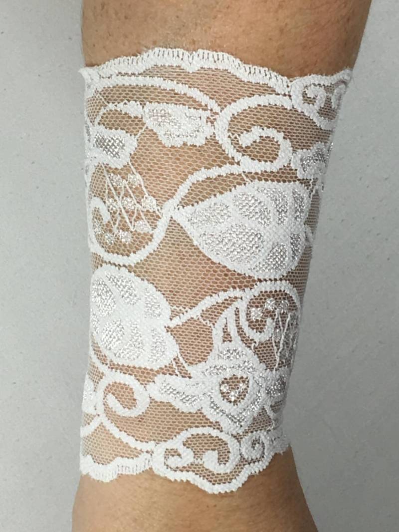 Weiße Spitze Blatt Handgelenk Manschette, Weiß Spitzenhandschuhe, Weiße Tattoo-Abdeckung, Boho Accessories, Tattoo Cover-Up, Armband, Tätowierung von Inspiredthread