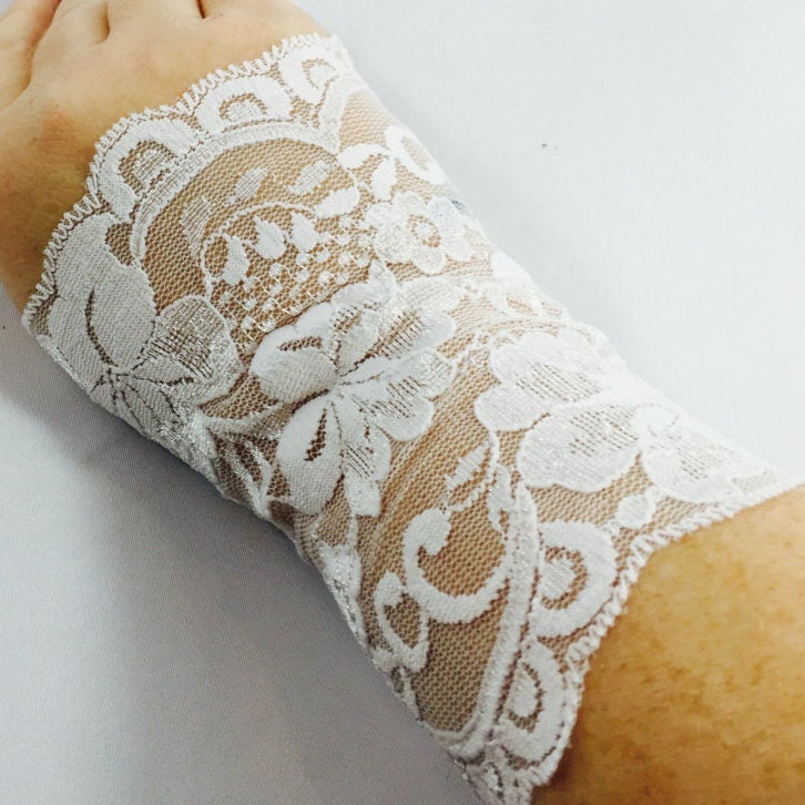 Weiße Spitze Handgelenk Manschetten, Boho Zubehör, Tattoo-Vertuschung, Armband, Hochzeit Spitze von Inspiredthread