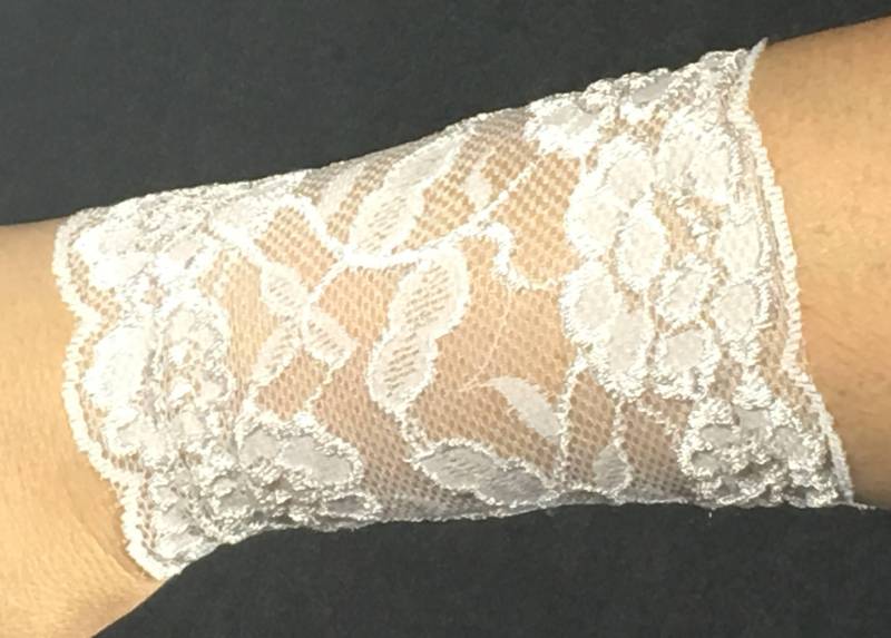 Weiße Spitze Handgelenk Manschetten, Weiße Tattoo Vertuschung, Ärmel, Hochzeit Spitze, Armband von Inspiredthread