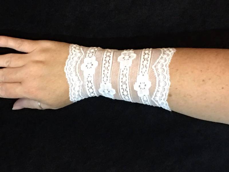 Weiße Spitzen Armspangen, Spitze, Tattoo Cover Up, Boho Manschetten, Armbedeckungen von Inspiredthread
