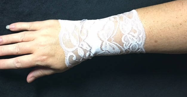 White Butterfly Wrist Cuffs, Cuff, Black Tattoo Coverup, Boho Armband, Breitbalken-Cover, Lace, Cover von Inspiredthread