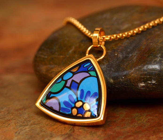 Vier Jahreszeiten Serie Emaille 18K Vergoldeter Titan Stahl Anhänger von InspiringEnamel