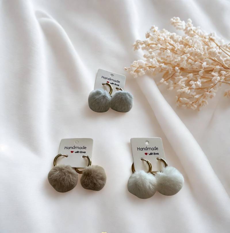 Handgemachte Flauschige Pompom-Ohrringe - Goldfarben Verschiedene Farben von InspiroOnlineshop