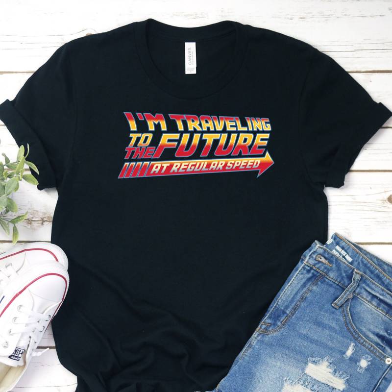 Back To The Future Parody Shirt, Reise in Die Zukunft Mit Normaler Geschwindigkeit, Time Travel Shirt von InspoTees