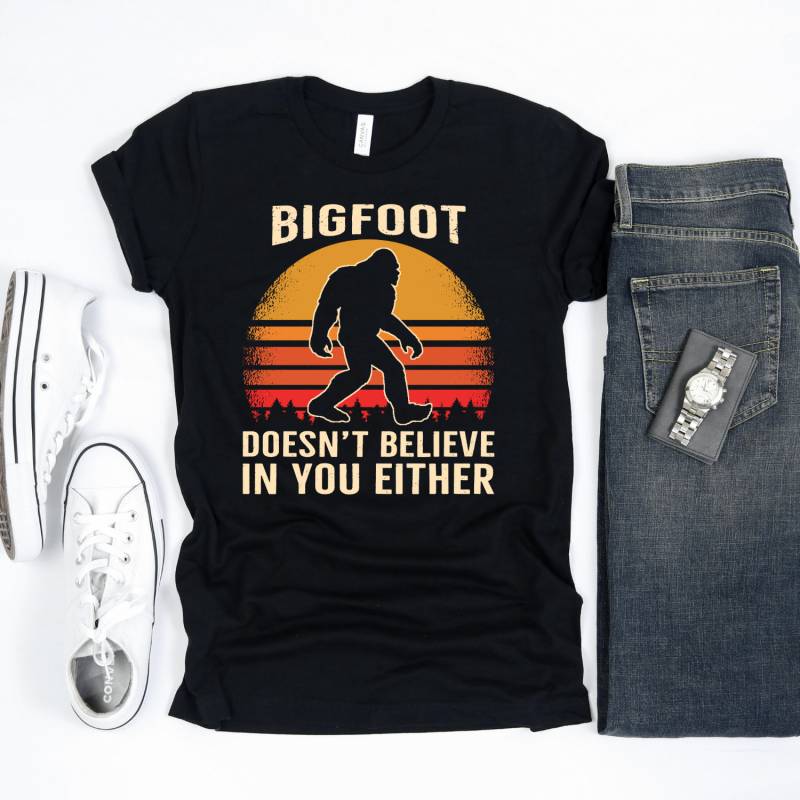 Bigfoot Doesnt Glaube in You Either, Funny Gifts, Humor von InspoTees