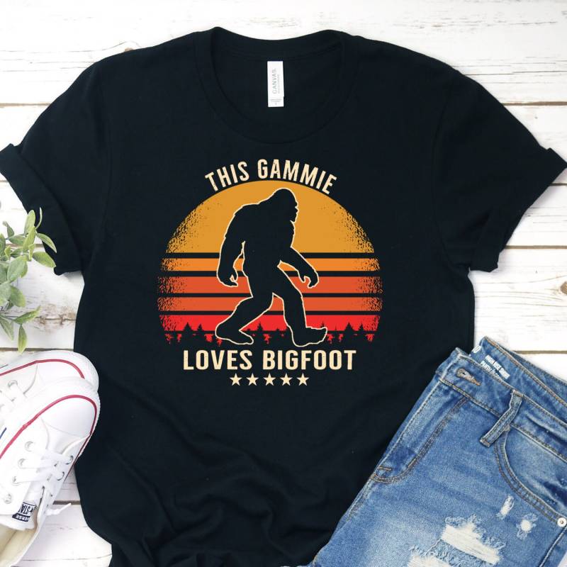 Bigfoot Shirt Für Gammie, Family Shirt, Gammie Loves Bigfoot Shirt Für Gammie, Family Shirt, Gammie Loves von InspoTees