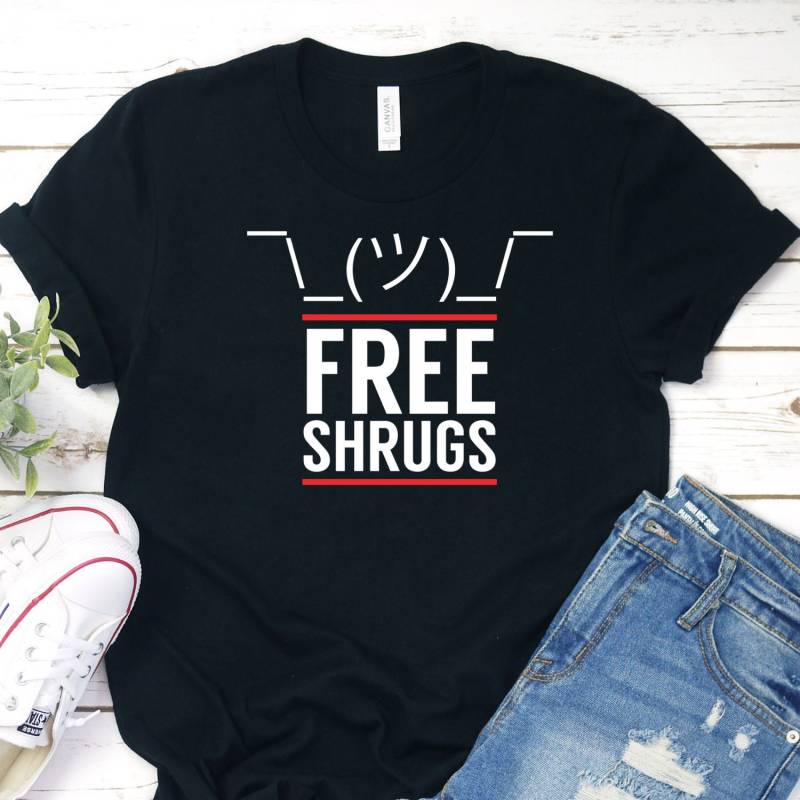 Free Shrugs Shirt, Shrug Emoji Hugs Dealer Shirt von InspoTees