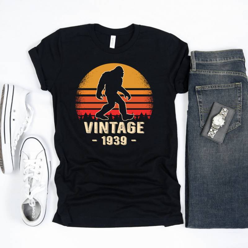 Jahrgang 80 Jahre Bigfoot Birthday Gienk Geboren 1939 Jahrgang 80 Jahre Bigfoot Birthday Gienk Geboren 1939 von InspoTees