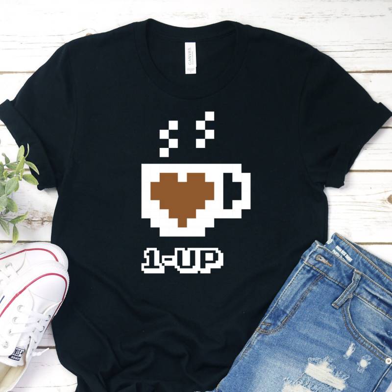 Kaffee-Energie-Shirt, 1 Bis Kaffee Shirt, Energie Tshirt, Lustige Gaming 8-Bit-Kaffee T-Shirt von InspoTees