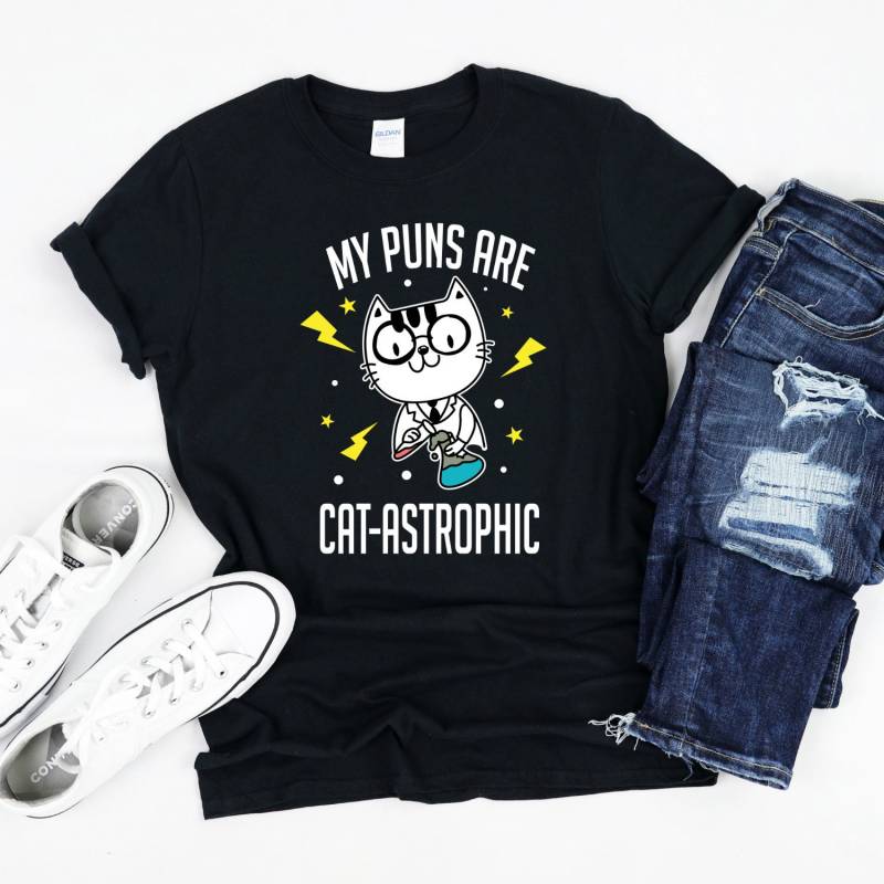 Katastrophales Puns T-Shirt, Cat Pun Shirt Katastrophales Puns T-Shirt, Cat Pun Shirt von InspoTees