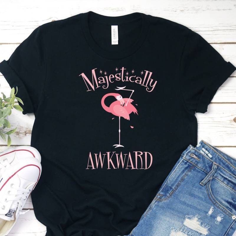 Majestätisch Awkward Shirt, Socially Pink Flamingo T-Shirt von InspoTees