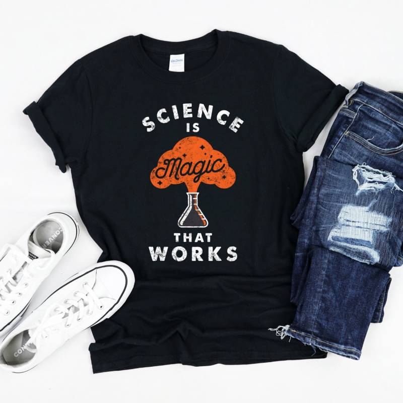 Science Is Magic Shirt, Gift, Nerd T-Shirt von InspoTees