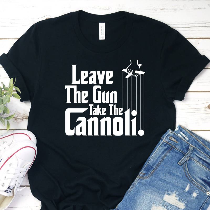 Verlassen Sie Die Pistole Nehmen Das Cannoli-Shirt Verlassen Sie Die Pistole Nehmen Das Cannoli-Shirt von InspoTees