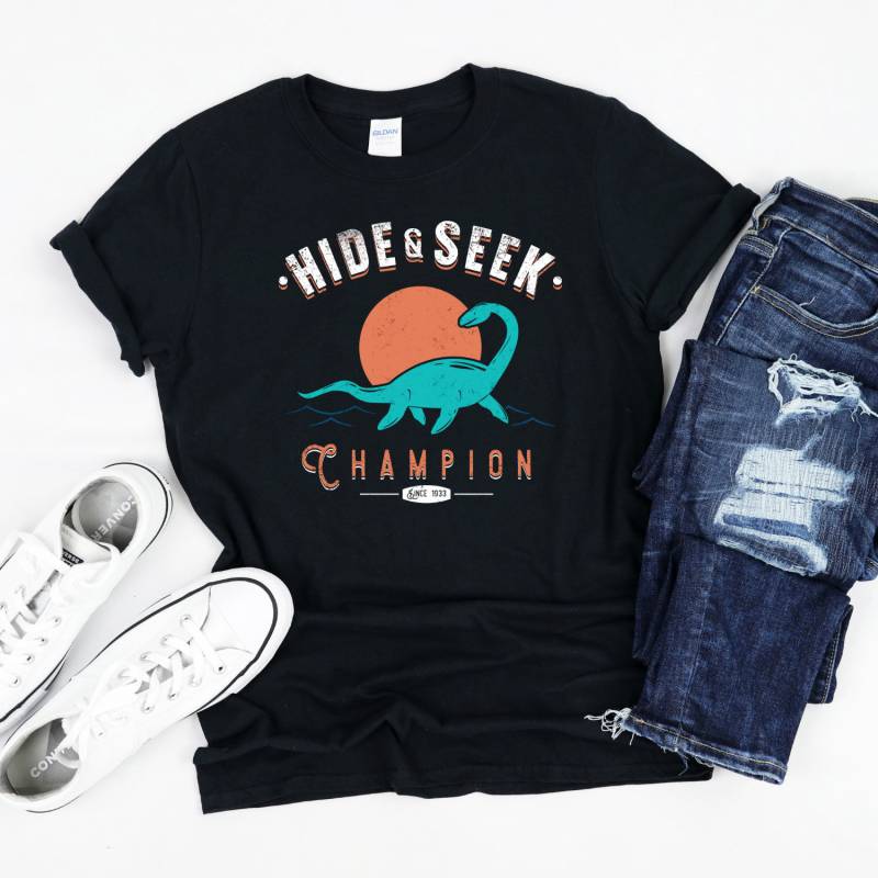 Verstecken Und Seek Lochness Monster Shirt, Loch Ness T-Shirt von InspoTees