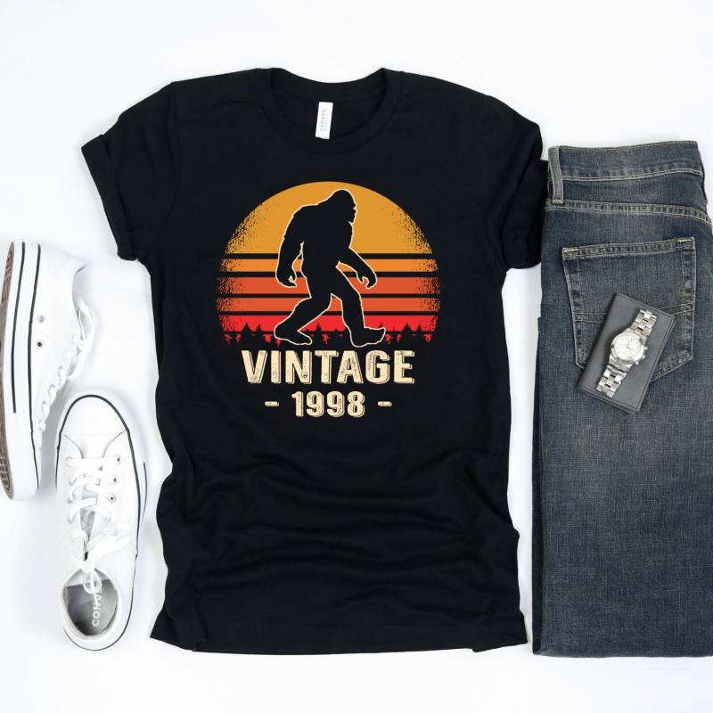 Vintage 21 Jahre Bigfoot Birthday Jubiläum Geschenk Geboren 1998 von InspoTees