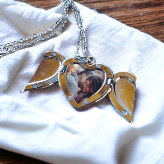 Personalisierte Herz Locket Halskette Mit Foto, Engel Flügel Bild, Silberkette Für Mama, Individuelles Geschenk Frau Bild von InstantlyUnique