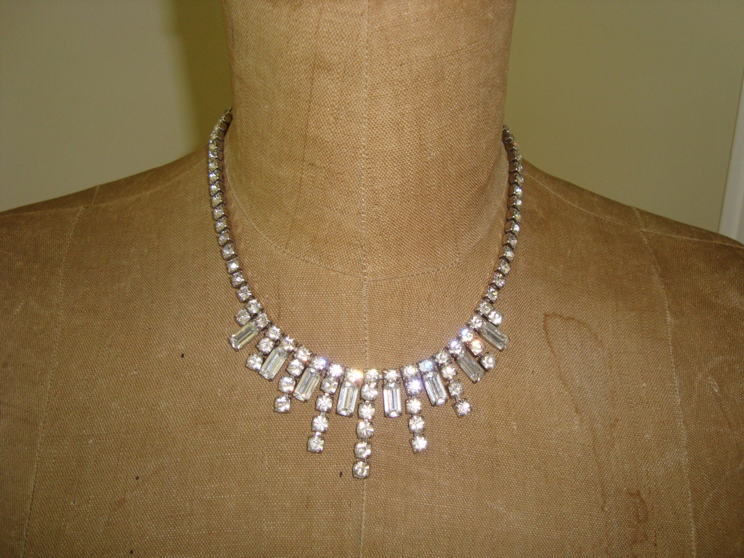 Schöne Strass Halskette Und Passende Ohrringe Schöne Strass Halskette Und Passende Ohrringe von Instrumental