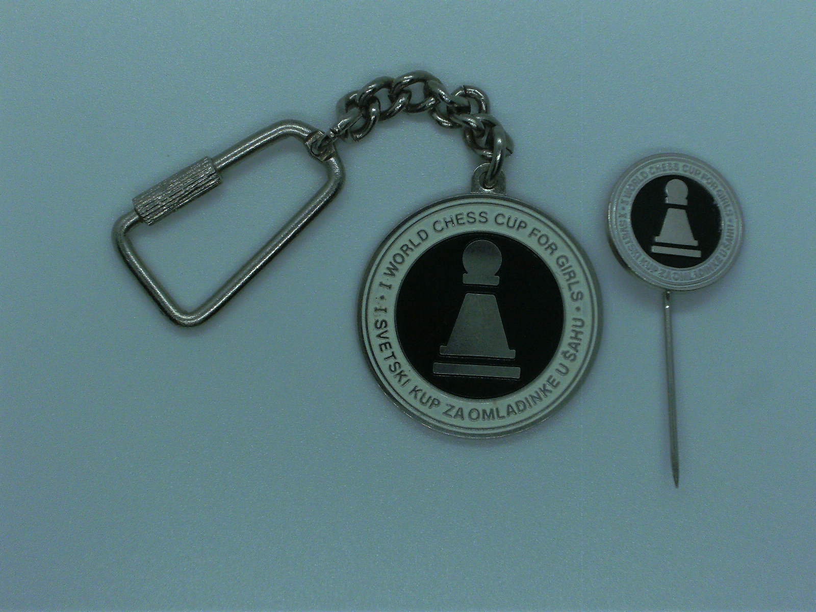 Ich Schach Tasse Für Mädchen 1982-Jugoslawien Senta - Schlüsselanhänger Und Pin-Abzeichen Ich Schach Tasse Für Mädchen 1982-Jugoslawien Senta - Schlüsselanhänger Und Pin-Abzeichen von Interestingsmallshop