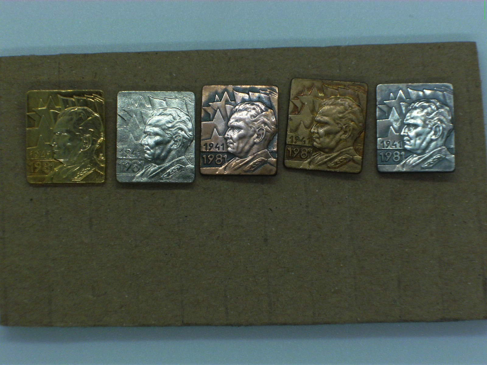 Jubiläum-Abzeichen 1941.-1981. -Tito-Leader-Yugoslavia-Lot-Of-5-Pin-Badges Jubiläum-Abzeichen 1941.-1981. -Tito-Leader-Yugoslavia-Lot-Of-5-Pin-Badges von Interestingsmallshop