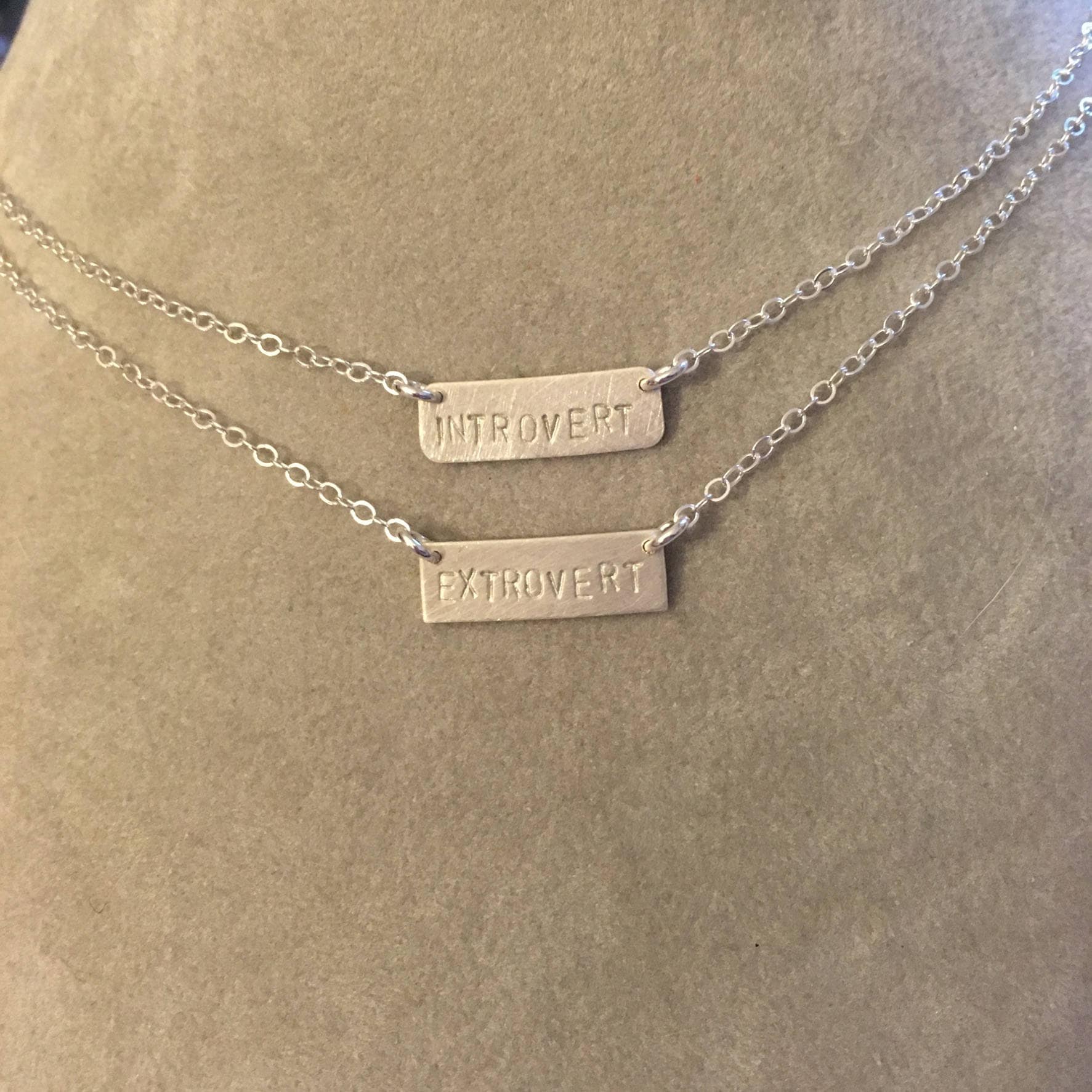 Introvertierte, Extrovertierte Oder Ambivertierte Persönlichkeitstyp Sterling Silber Gestempelte Bar Handgefertigte Halsketten - Geek Introvertierte, Extrovertierte Oder Ambivertierte Persönlichkeitstyp Sterling Silber Gestempelte Bar Handgefertigte Halsketten - Geek von IntermezzoDesigns