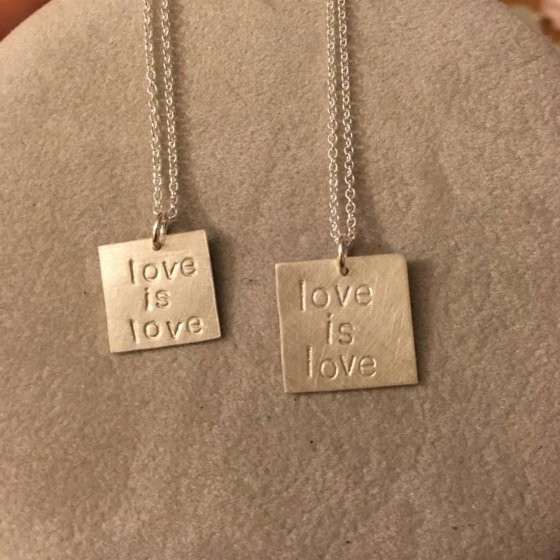 "Liebe Ist Liebe" Halsketten Aus Sterlingsilber. Handgestempelt 2 Größen. Liebe Akzeptanz Lgbtq Gleichstellung Unterstützen Verbündete "Liebe Ist Liebe" Halsketten Aus Sterlingsilber. Handgestempelt 2 Größen. Liebe Akzeptanz Lgbtq Gleichstellung Unterstützen Verbündete von IntermezzoDesigns