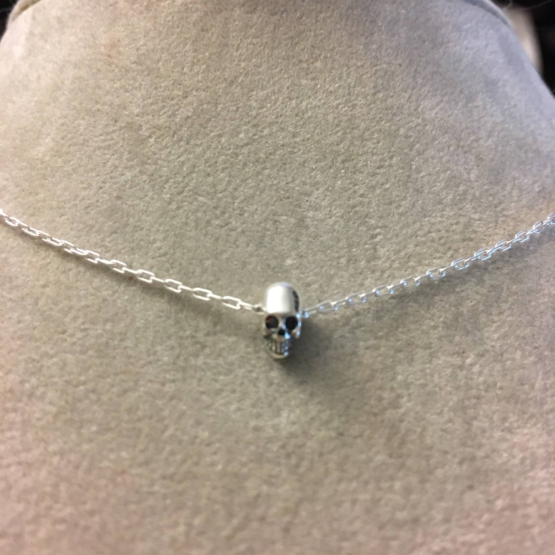 Tiny Skull Sterling Silber Halskette Tiny Skull Sterling Silber Halskette von IntermezzoDesigns