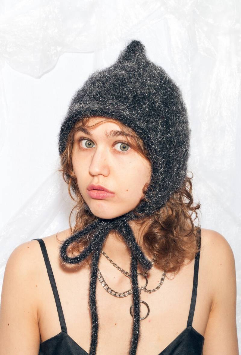 Handgestrickte Baby Mütze Haube in Silbergrau Flauschige Vintage Garn Fairycore von InterzoneVntg