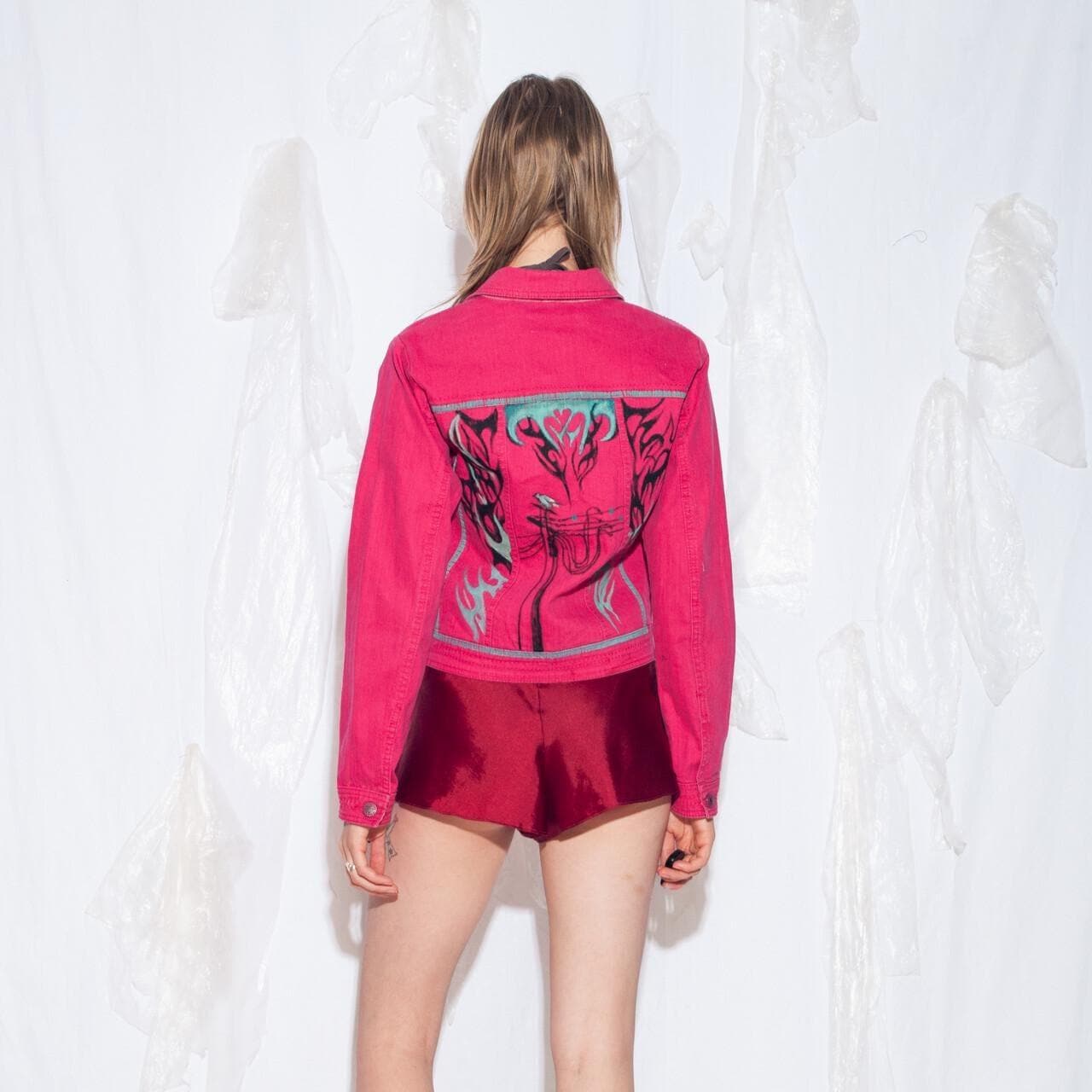 Reworked Vintage Y2K Jeansjacke in Pink - Handgemaltes Flammen Tattoo Muster Aus Den 2000Er Jahren Einzigartiger Pylon Art Style Größe S Reworked Vintage Y2K Jeansjacke in Pink - Handgemaltes Flammen Tattoo Muster Aus Den 2000Er Jahren Einzigartiger Pylon Art Style Größe S von InterzoneVntg