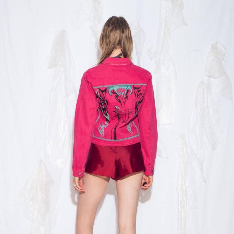 Reworked Vintage Y2K Jeansjacke in Pink - Handgemaltes Flammen Tattoo Muster Aus Den 2000Er Jahren Einzigartiger Pylon Art Style Größe S Reworked Vintage Y2K Jeansjacke in Pink - Handgemaltes Flammen Tattoo Muster Aus Den 2000Er Jahren Einzigartiger Pylon Art Style Größe S von InterzoneVntg