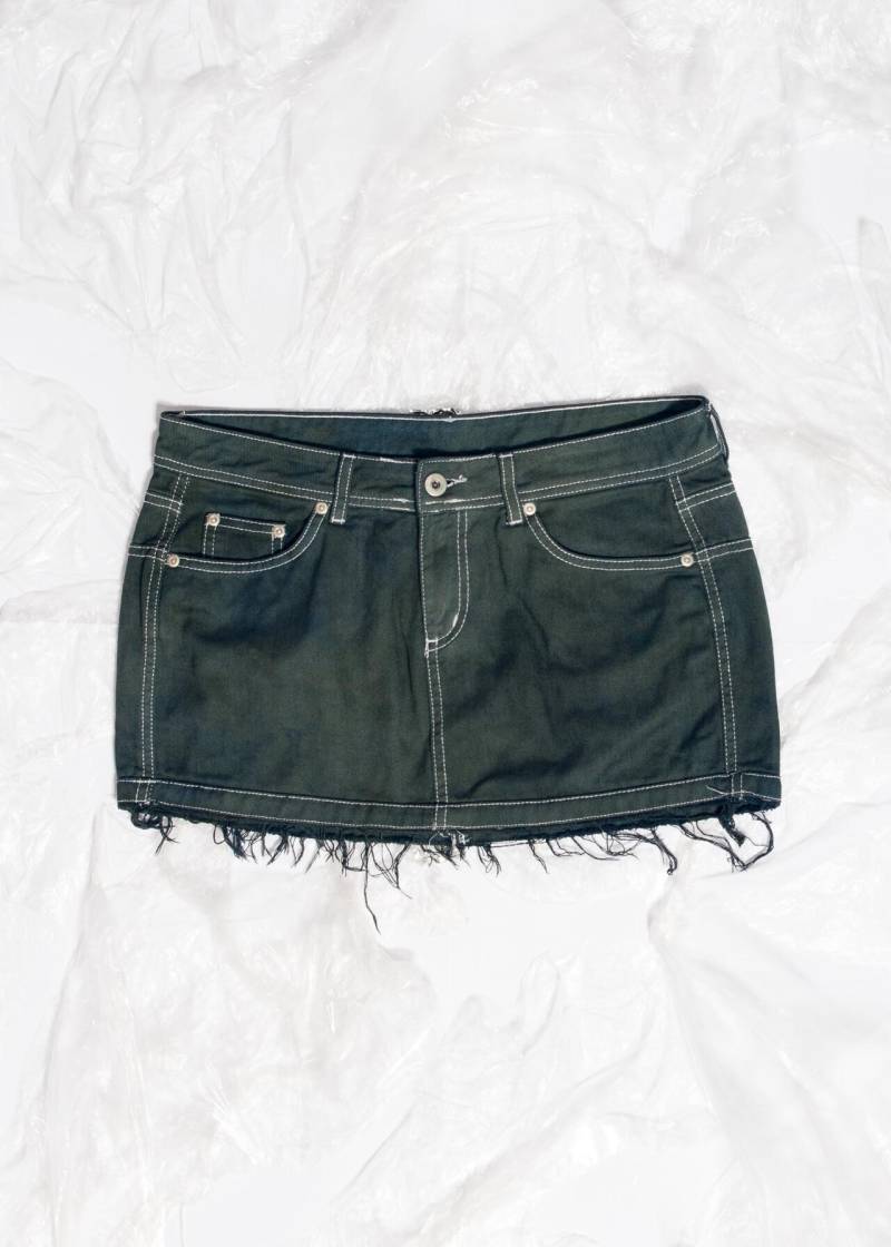 Reworked Vintage Y2K Mini Rock in Overdyed Green - 2000S Upcycled Cyber Grunge Statement Piece Mit Rohem Saum Size L von InterzoneVntg