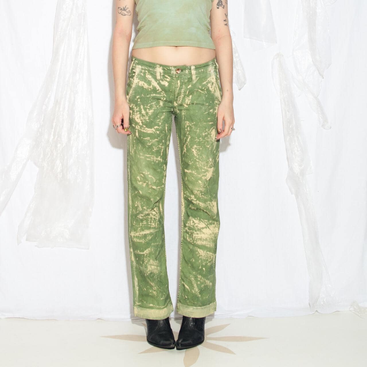 Reworked Y2K Flare Jeans in Handbemalter Grün - 2000Er Jahre Upcycled Low Rise Denim Hose Dirty Painted Style Size L von InterzoneVntg