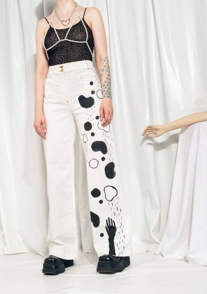 Überarbeitete Jeans Y2K Vintage Handbemalte Weiße Schlaghosen 2000Er Jahre Einzelstück Upcycled Stencil Art Denim-Hosen Mit Weitem Bein Culottes von InterzoneVntg
