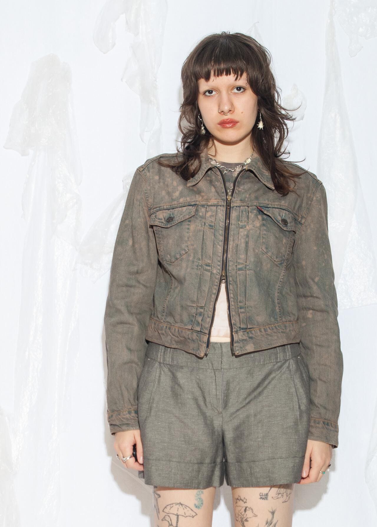 Überarbeitete Vintage Y2K Levi's Jeansjacke in Schlamm Wasch Braun - 2000Er Jahre Überarbeiteter Slim Fit Jeans Mantel von InterzoneVntg