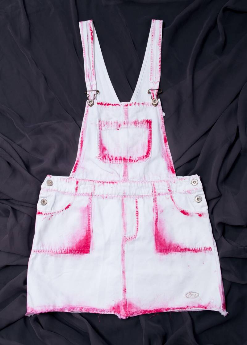 Überarbeitetes Vintage Y2K Latzkleid in Weiß Und Pink - 2000Er Jahre Rock Handbemaltes Jeanskleid Im Stil 2000S Upcycled Denim Micro Skirt Überarbeitetes Vintage Y2K Latzkleid in Weiß Und Pink - 2000Er Jahre Rock Handbemaltes Jeanskleid Im Stil 2000S Upcycled Denim Micro Skirt von InterzoneVntg