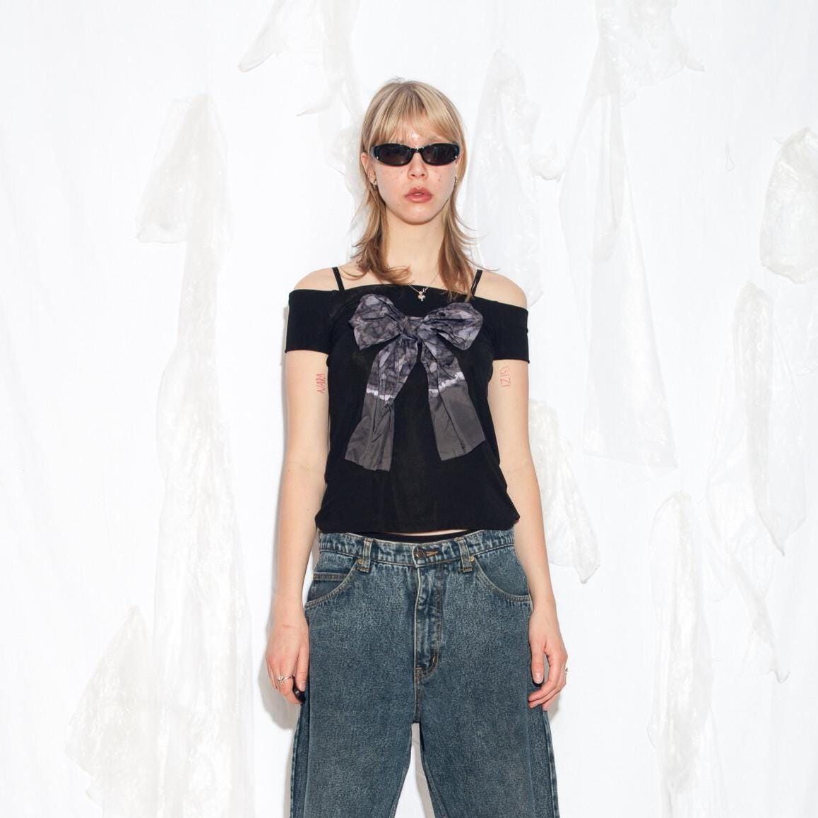 Überarbeitetes Vintage Y2K Offshoulder Top in Schwarz - 2000S Coquette Style Mit Großer Schleifen Applikation Handgenähte Kurzarmbluse Größe S Überarbeitetes Vintage Y2K Offshoulder Top in Schwarz - 2000S Coquette Style Mit Großer Schleifen Applikation Handgenähte Kurzarmbluse Größe S von InterzoneVntg